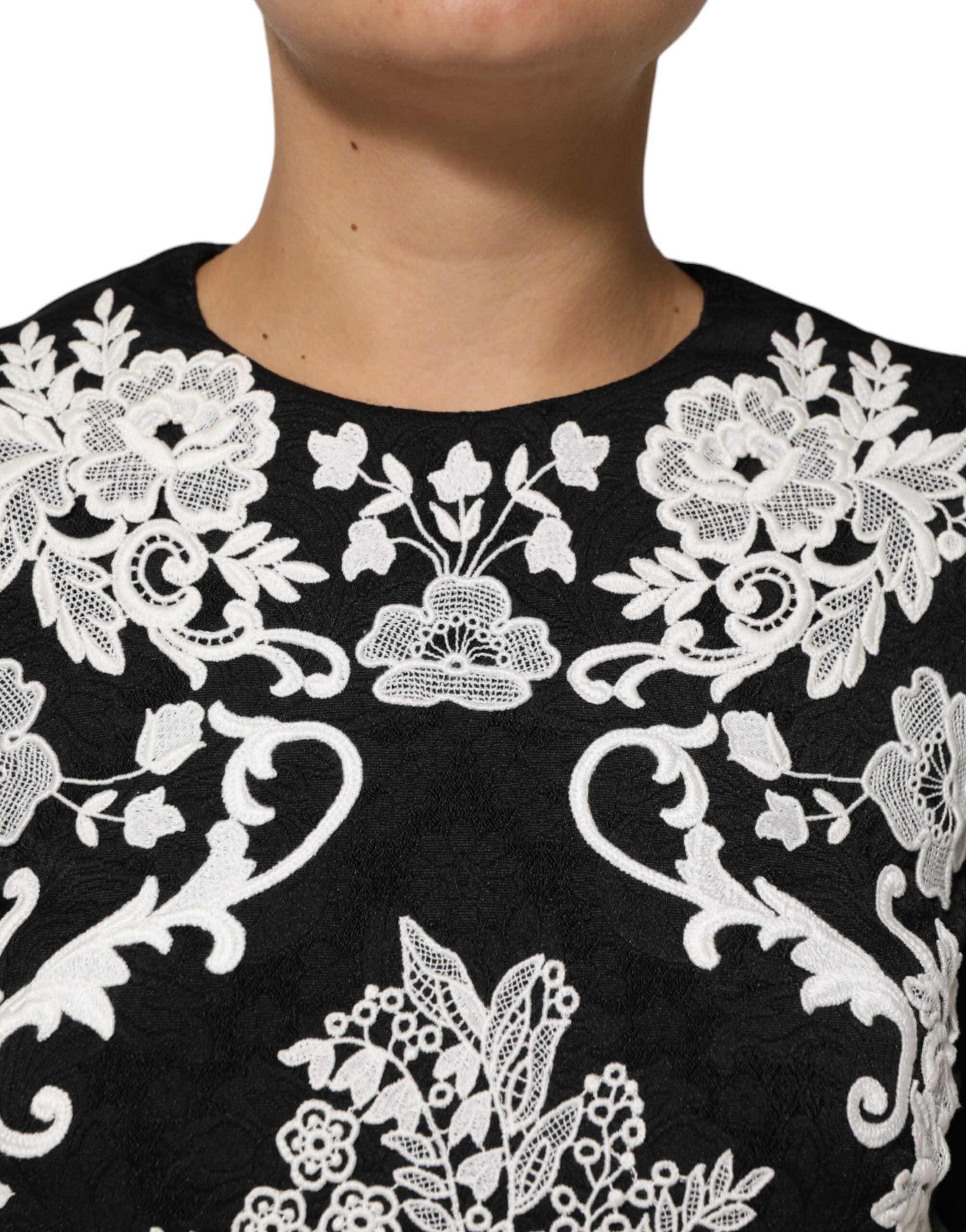 Dolce &amp; Gabbana Svart Spetsklänning Med Korta Ärmar Och A-linje