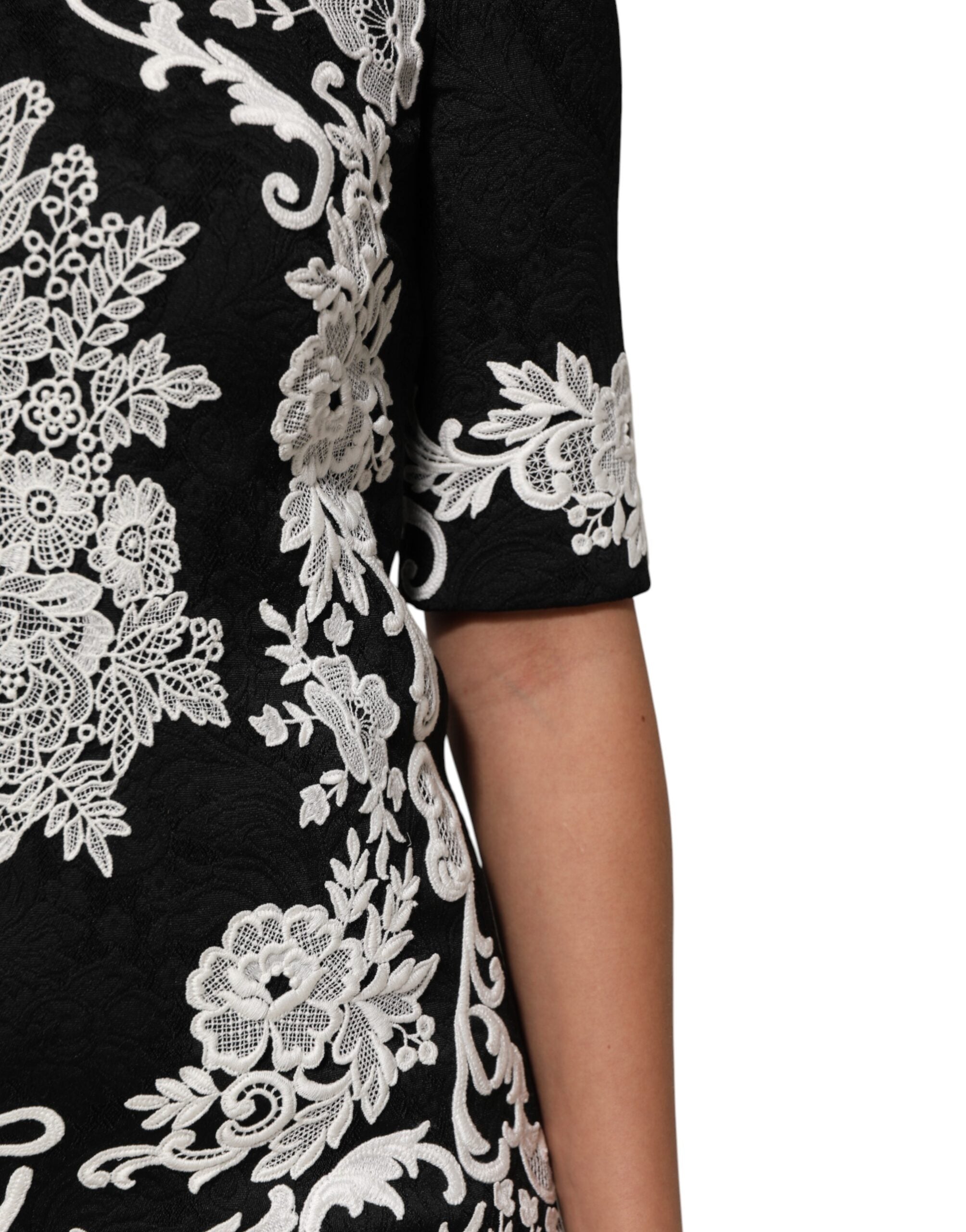 Dolce &amp; Gabbana Svart Spetsklänning Med Korta Ärmar Och A-linje