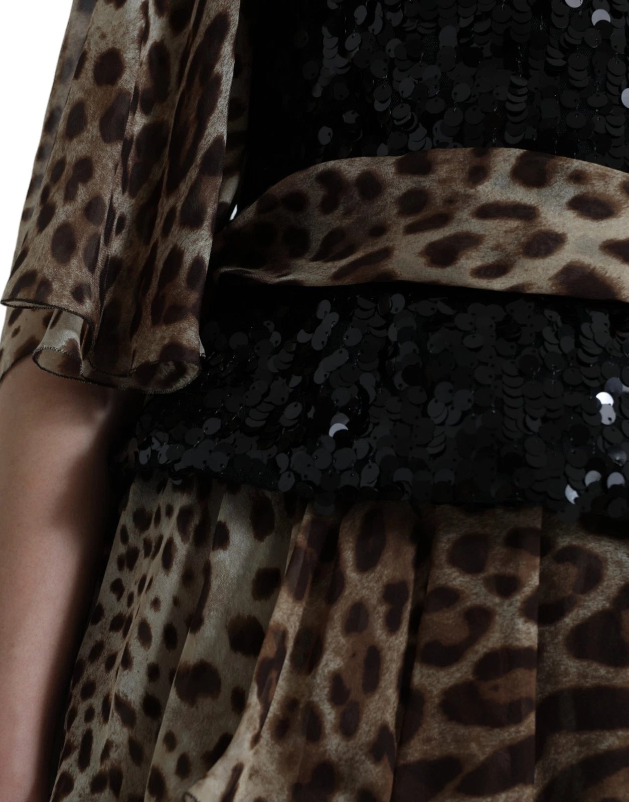 Dolce &amp; Gabbana Leopardmönstrad Sidenklänning med Paljetter och Volang