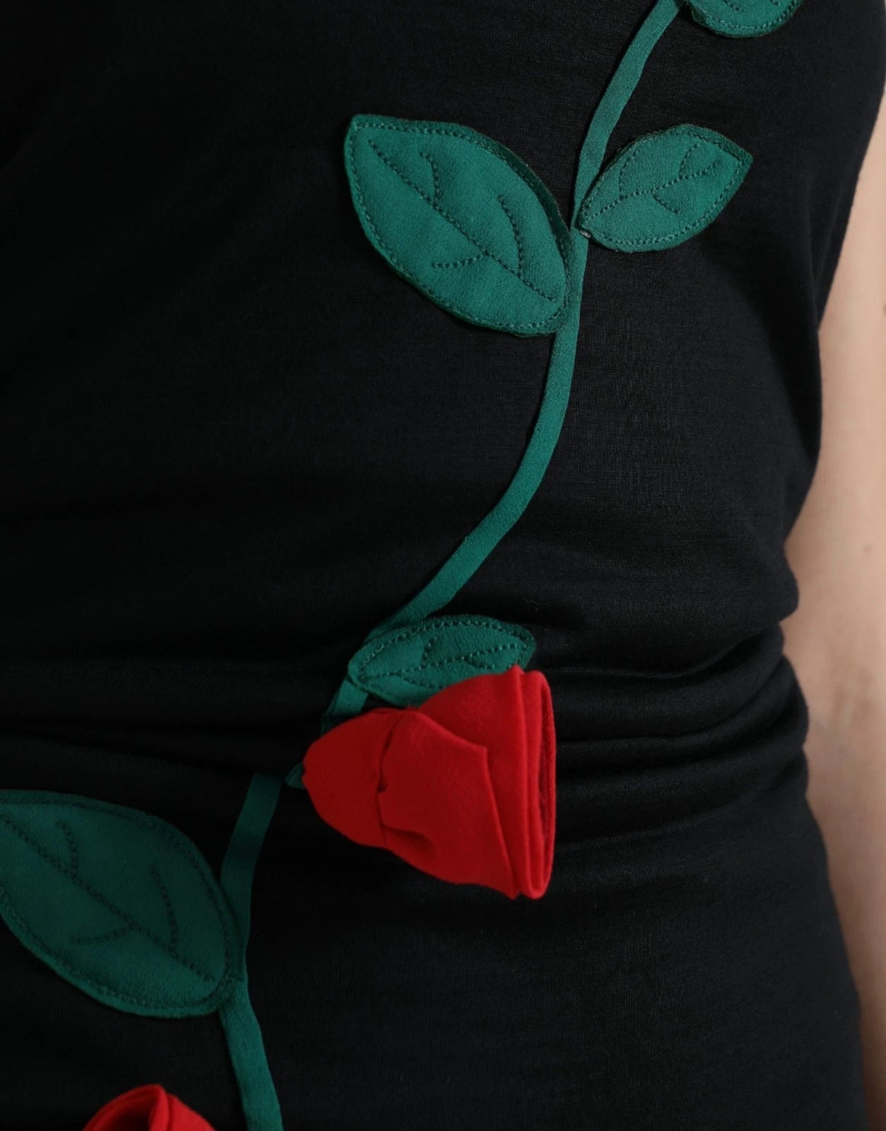 Dolce &amp; Gabbana Svart ullklänning med ärmlös rosapplikation