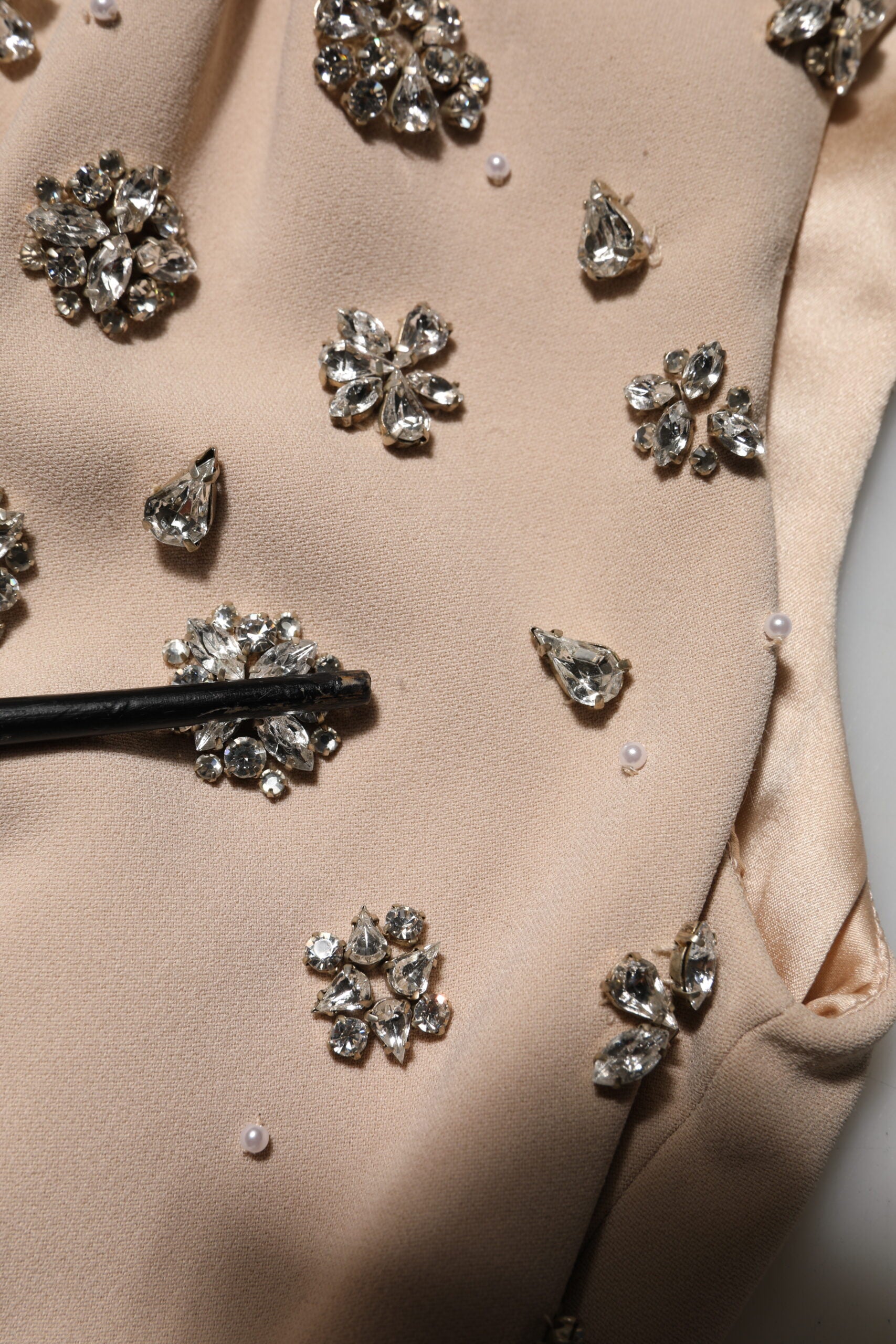 Dolce &amp; Gabbana Nude Ecru Pärlklänning med Kristaller