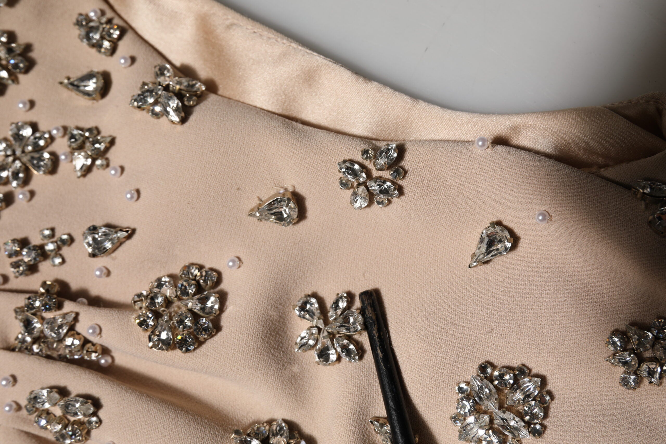 Dolce &amp; Gabbana Nude Ecru Pärlklänning med Kristaller