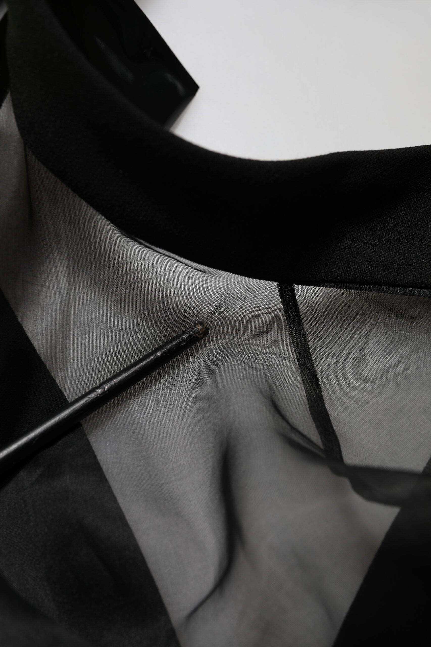 Emporio Armani Svart Miniklänning med Skir Ärm och Bälte, V-ringning