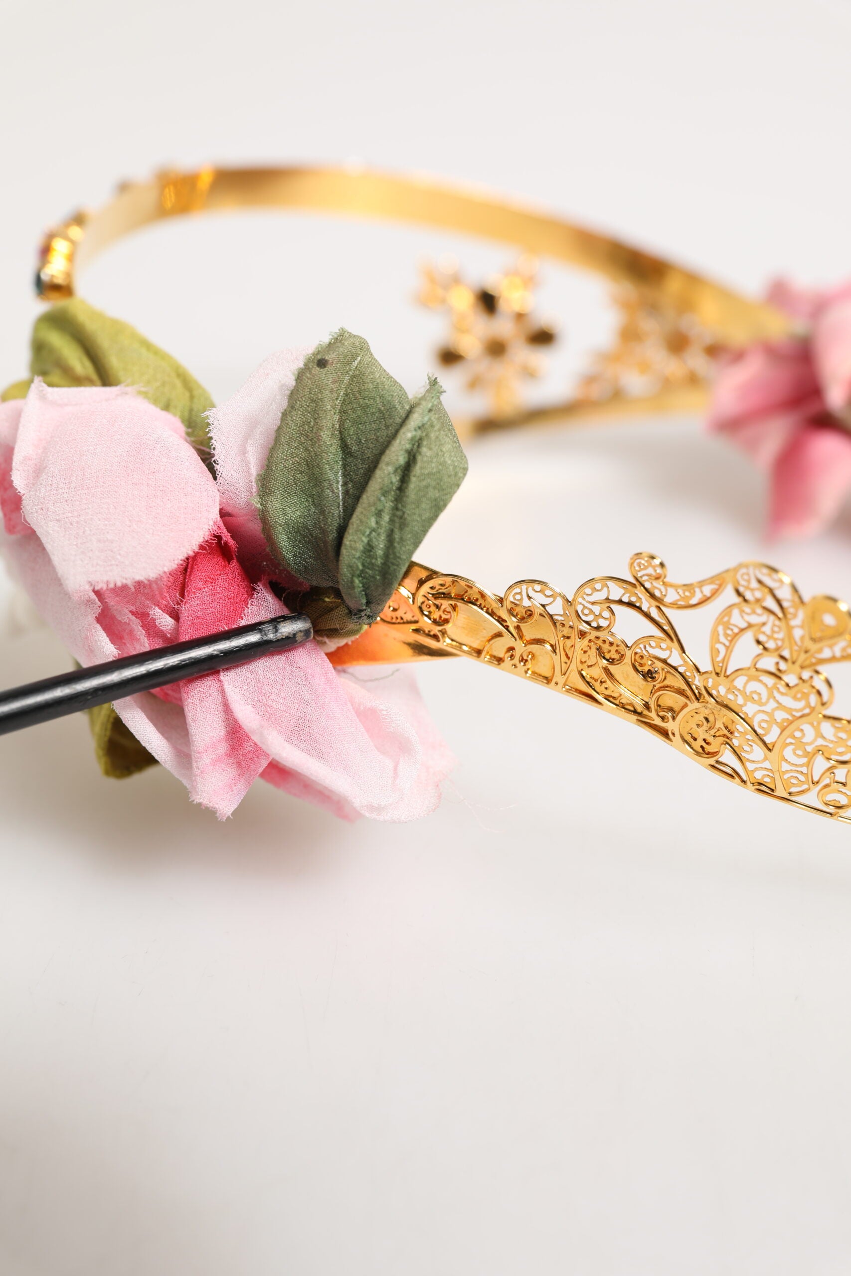 Dolce &amp; Gabbana Guld Blomstertiara Lyserøde Roser Krystalkrone Pandebånd