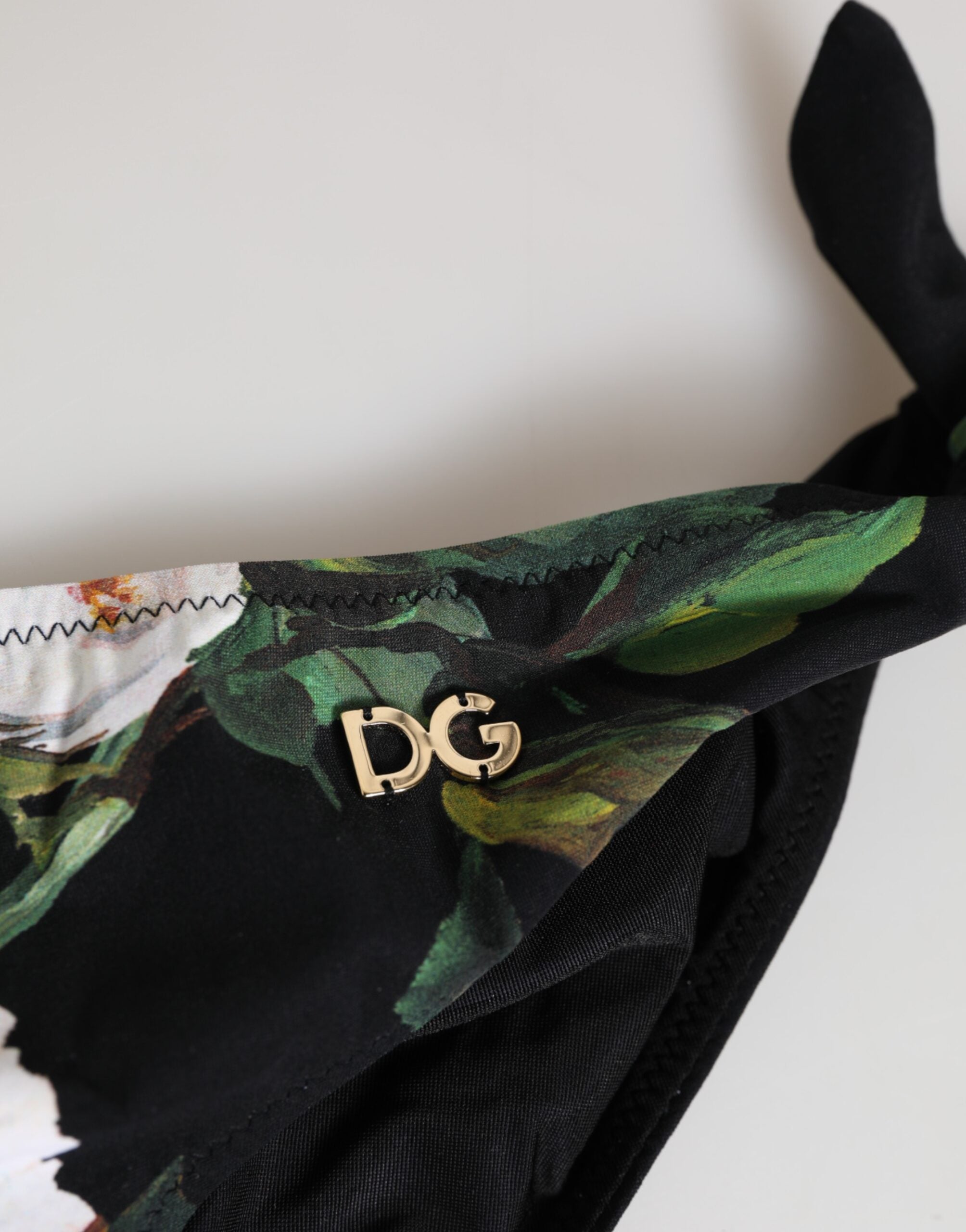 Dolce &amp; Gabbana sort bikinitrusse med sidebånd og blomsterprint