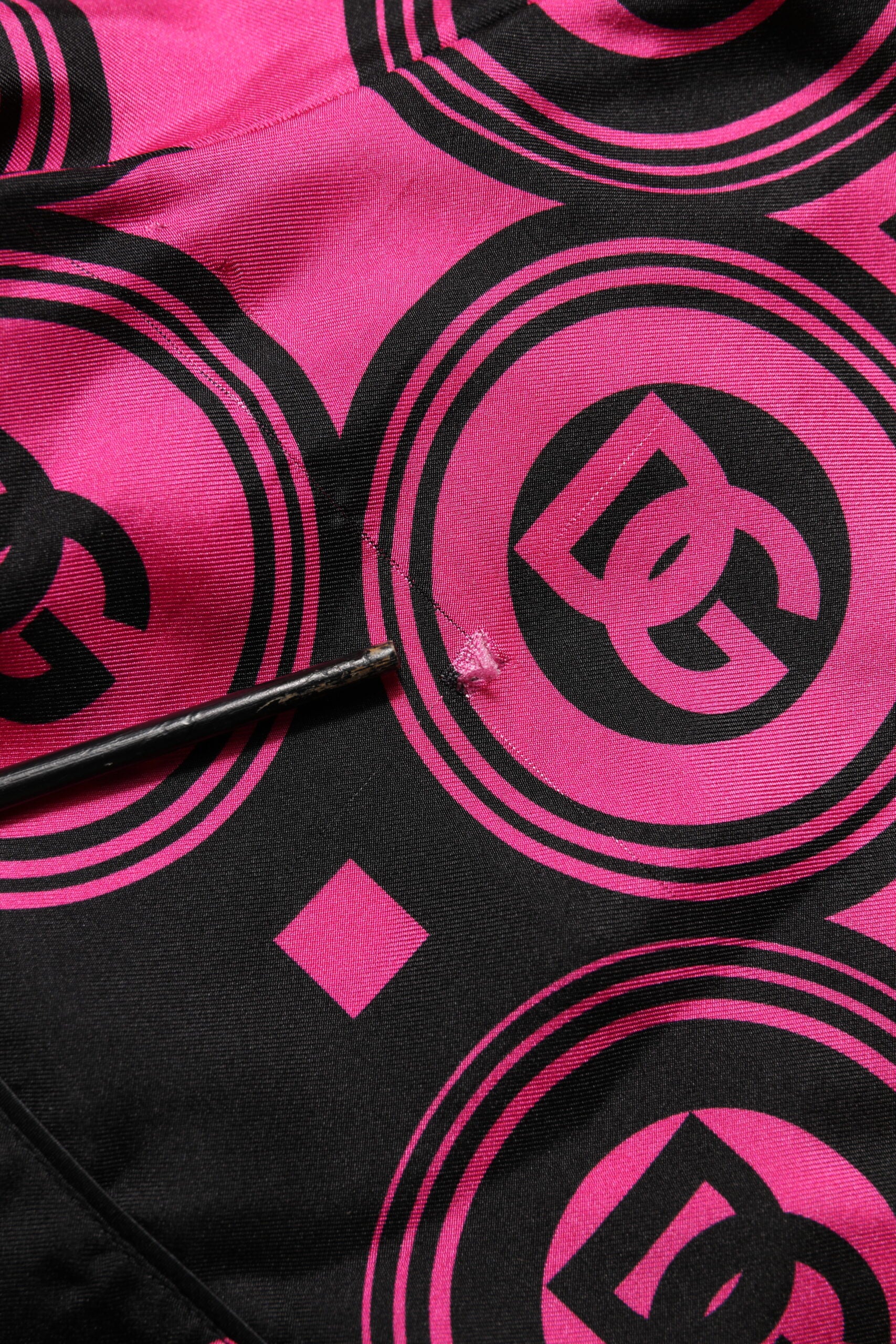 Dolce &amp; Gabbana Rosa Svarta Sidenshorts med Logotyptryck och DG-mönster