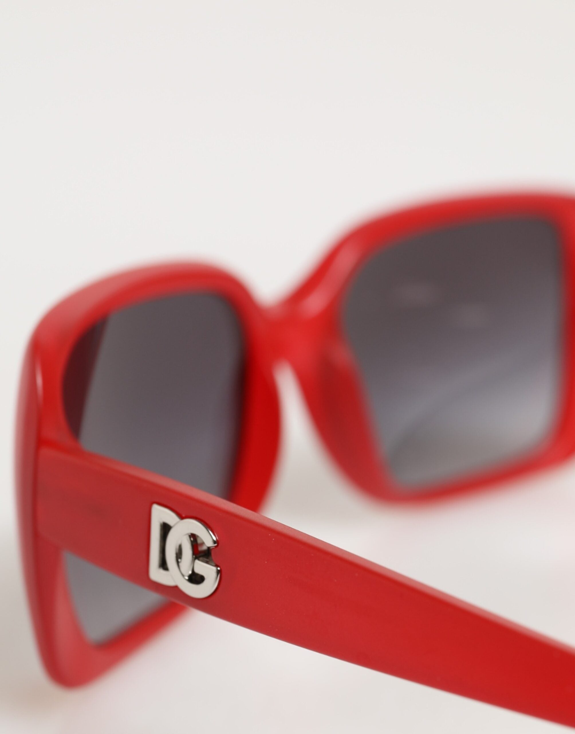 Dolce &amp; Gabbana DG6093 Röda Rektangulära Grå Graderade Glas Solglasögon