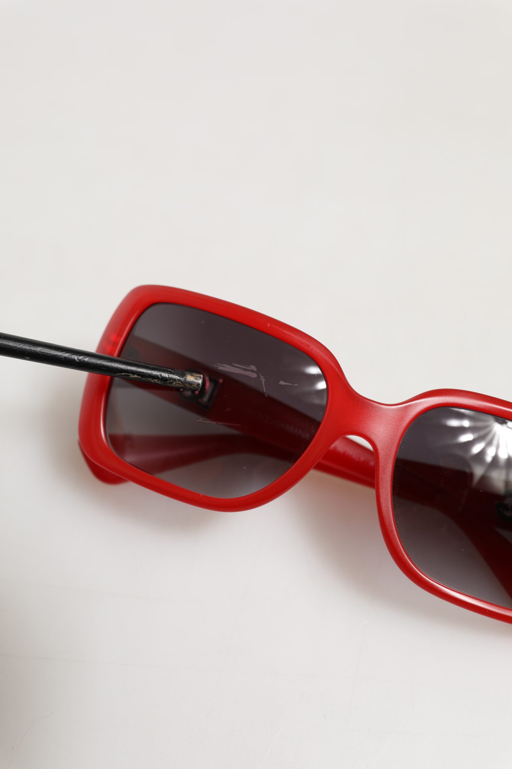 Dolce &amp; Gabbana DG6093 Röda Rektangulära Grå Graderade Glas Solglasögon