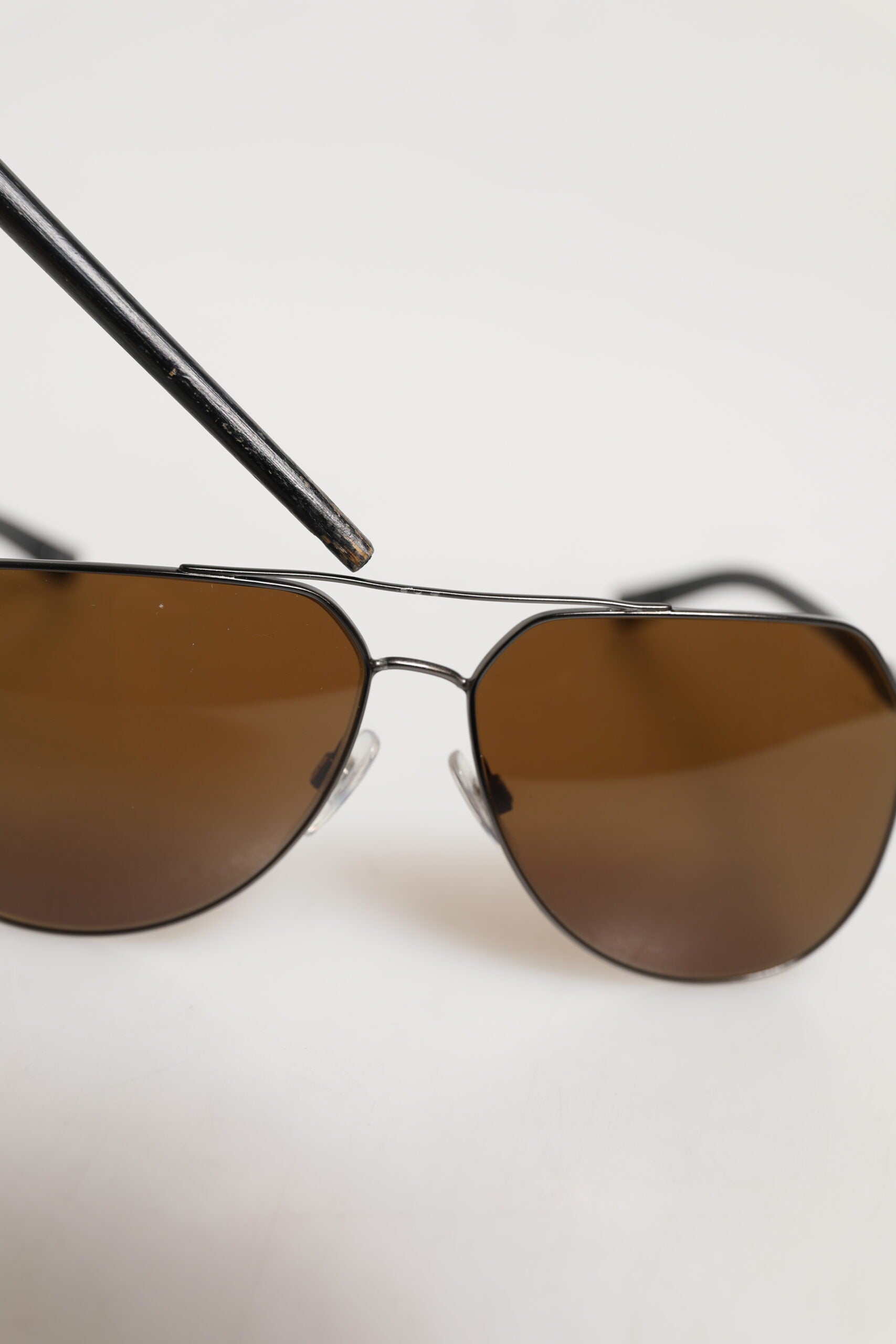 Dolce & Gabbana solbriller med sort stålstel fra Basalto-kollektionen Shades