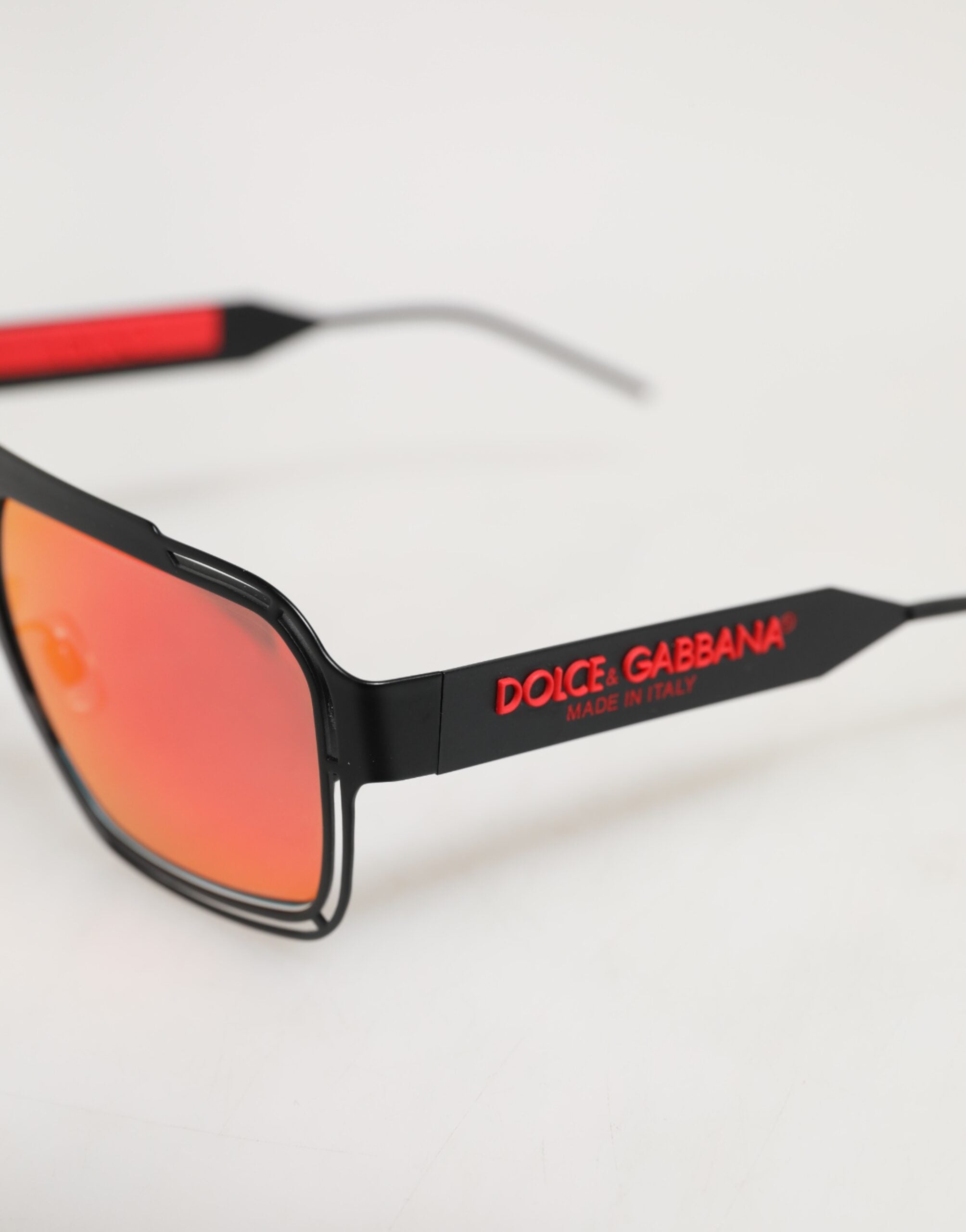 Dolce & Gabbana solbriller med sort metalstel og pilotbriller