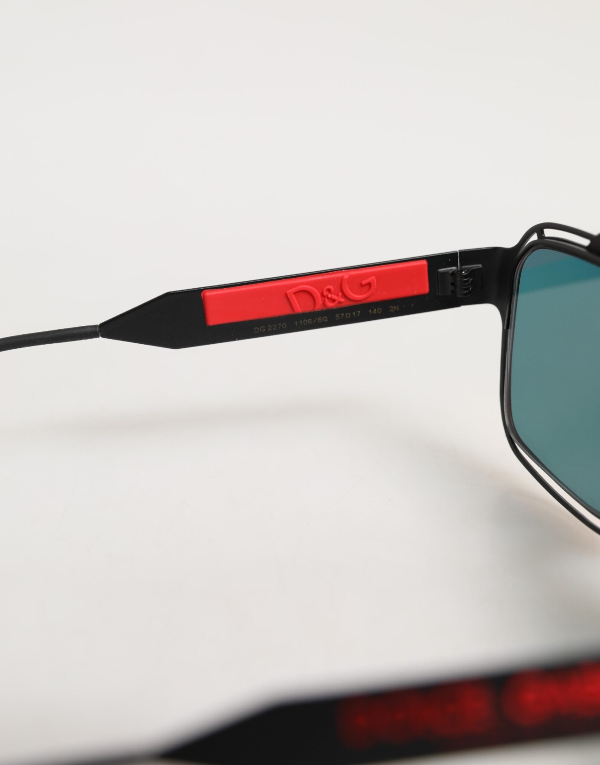 Dolce & Gabbana solbriller med sort metalstel og pilotbriller