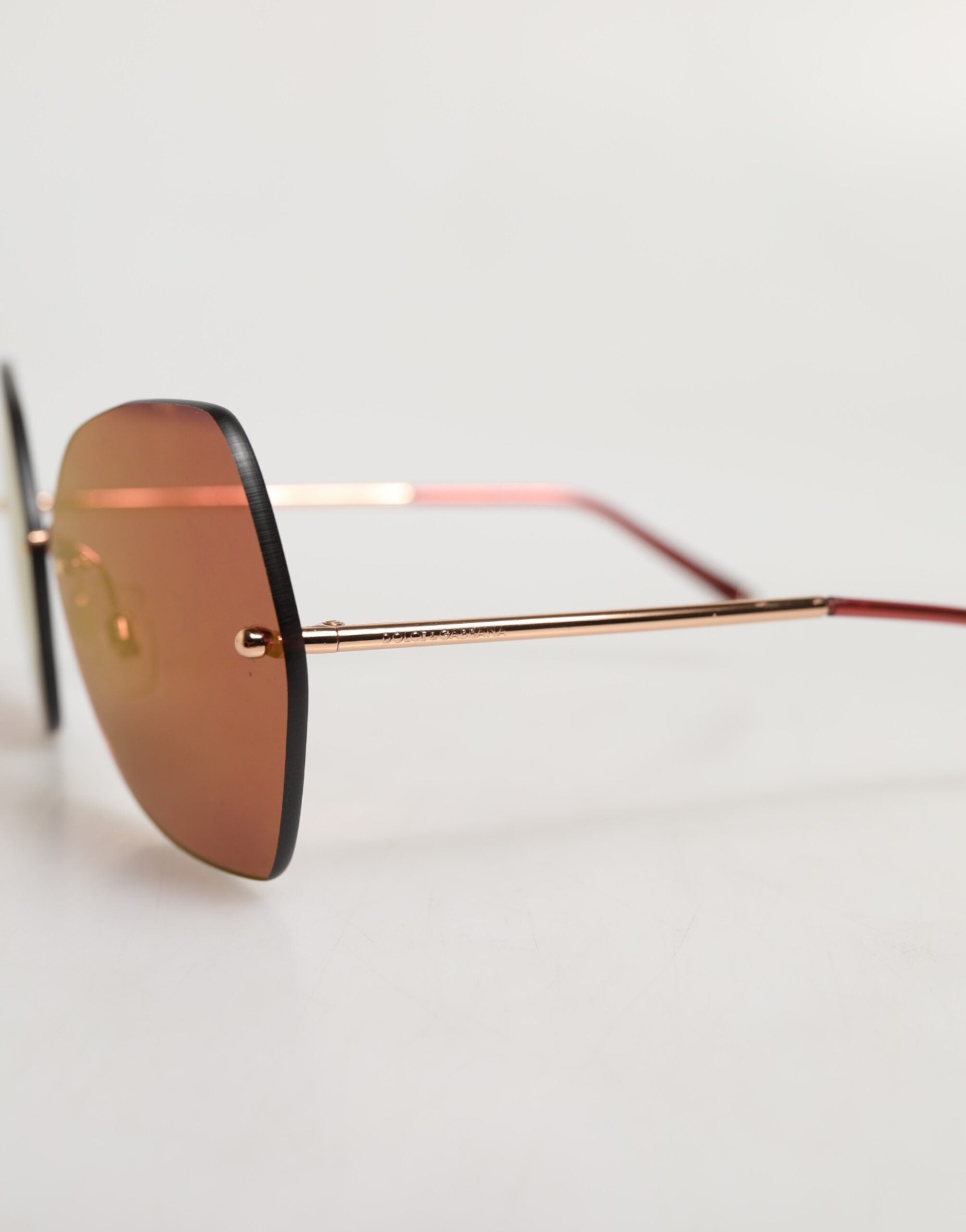 Dolce & Gabbana Lucia guldmetal solbriller med røde linser