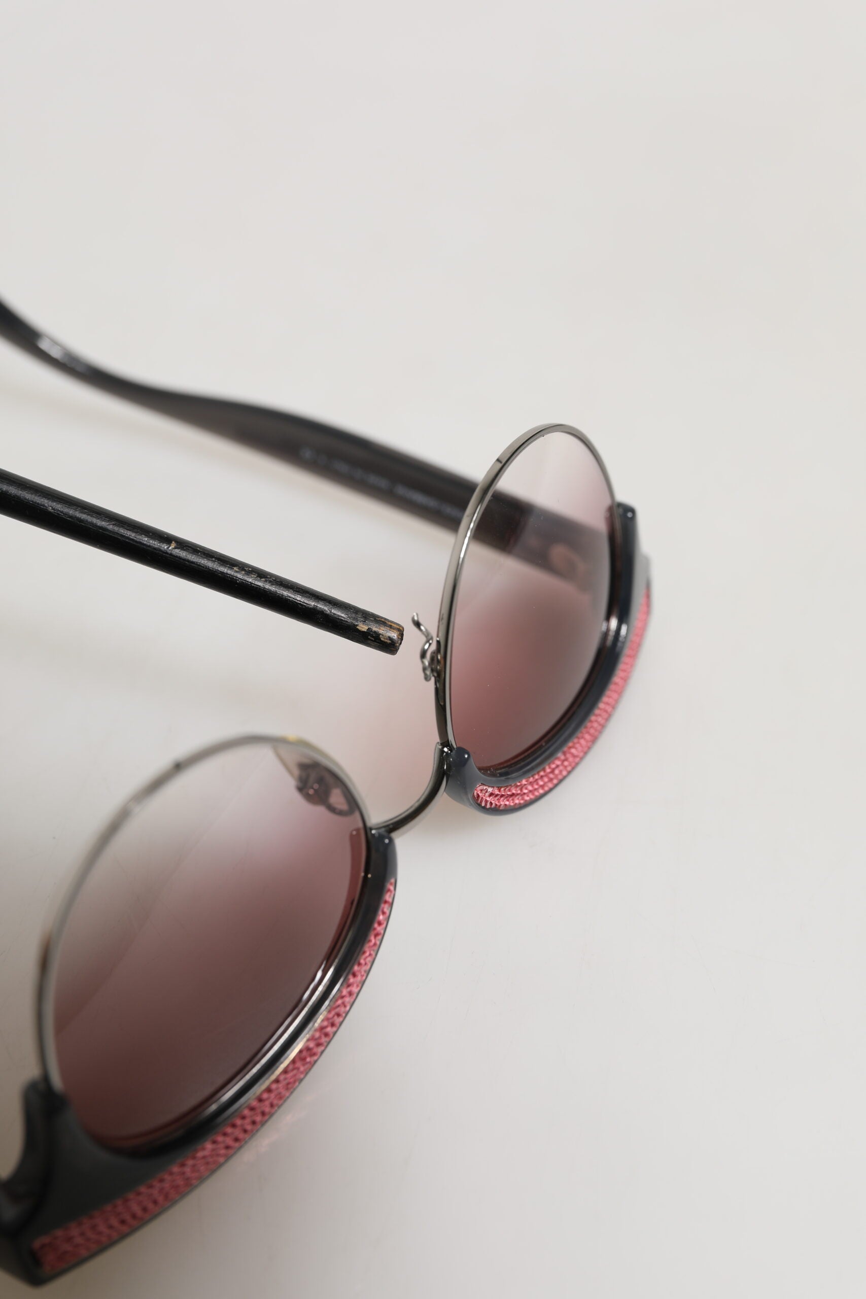Dolce &amp; Gabbana Sorte Lyserøde Spejlede Cat Eye-solbriller med Pailletter