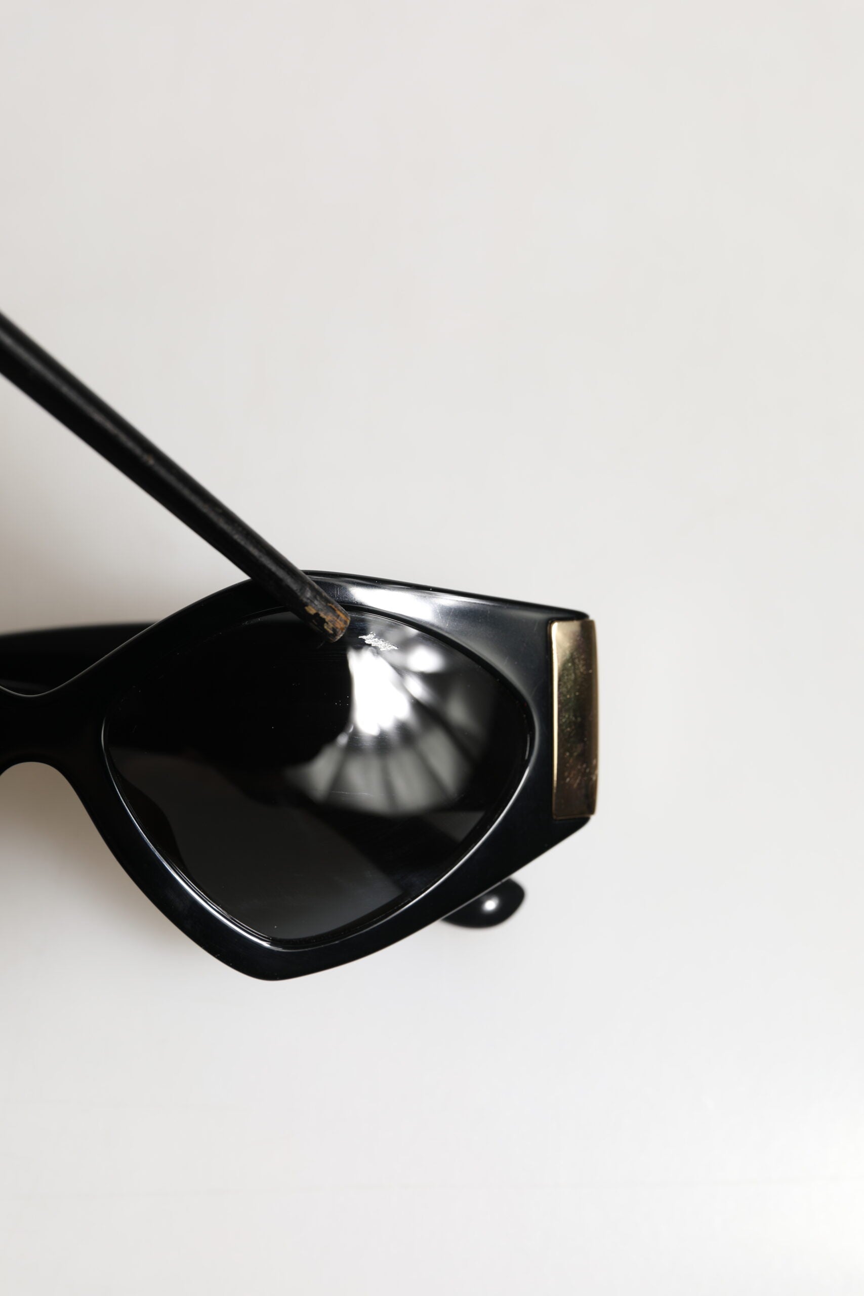 Dolce & Gabbana DG4396 Grå Gradient Sorte Solbriller med Uregelmæssigt Stel