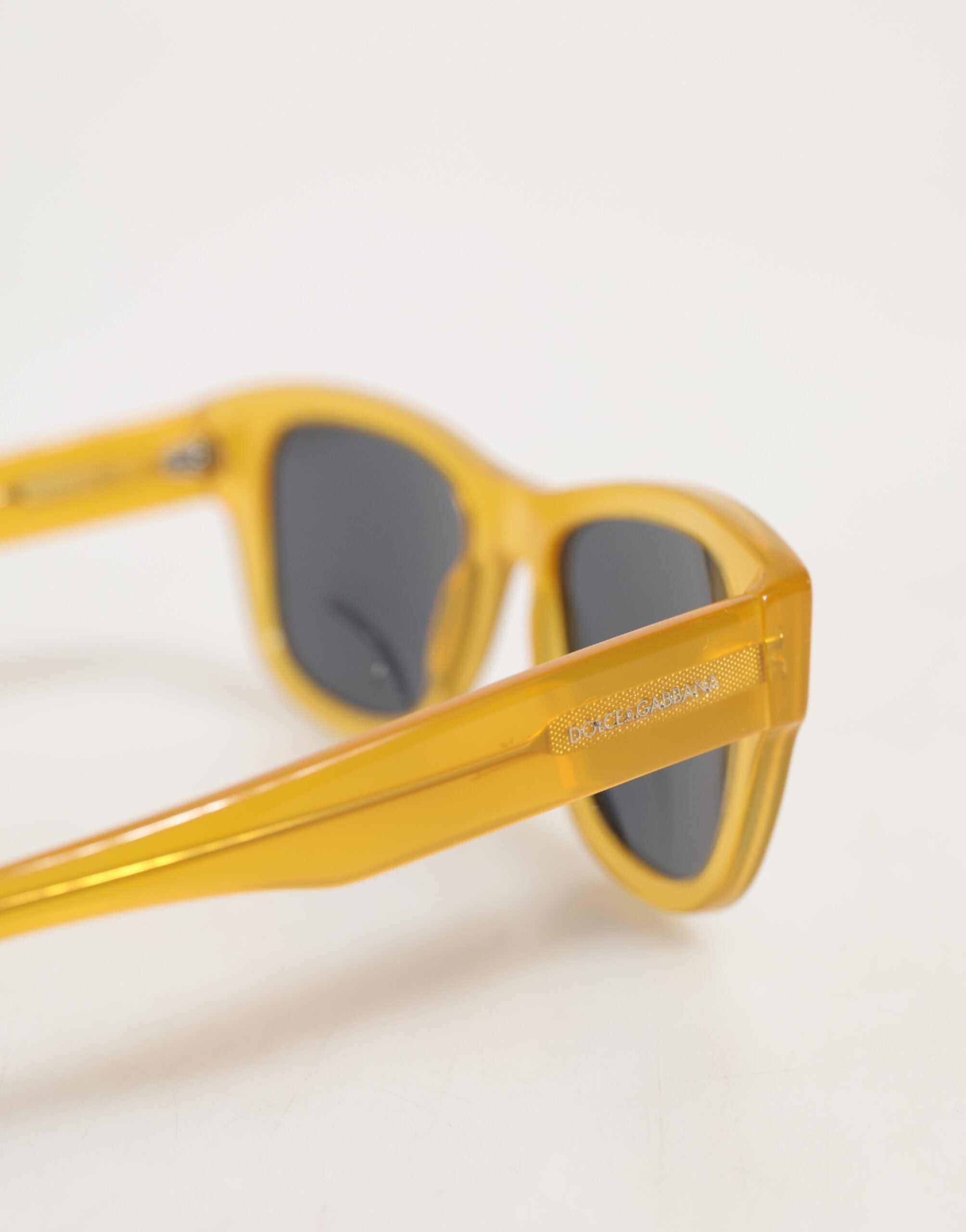 Dolce & Gabbana DG4177 solbriller med honningfarvet acetat og sorte tonede glas