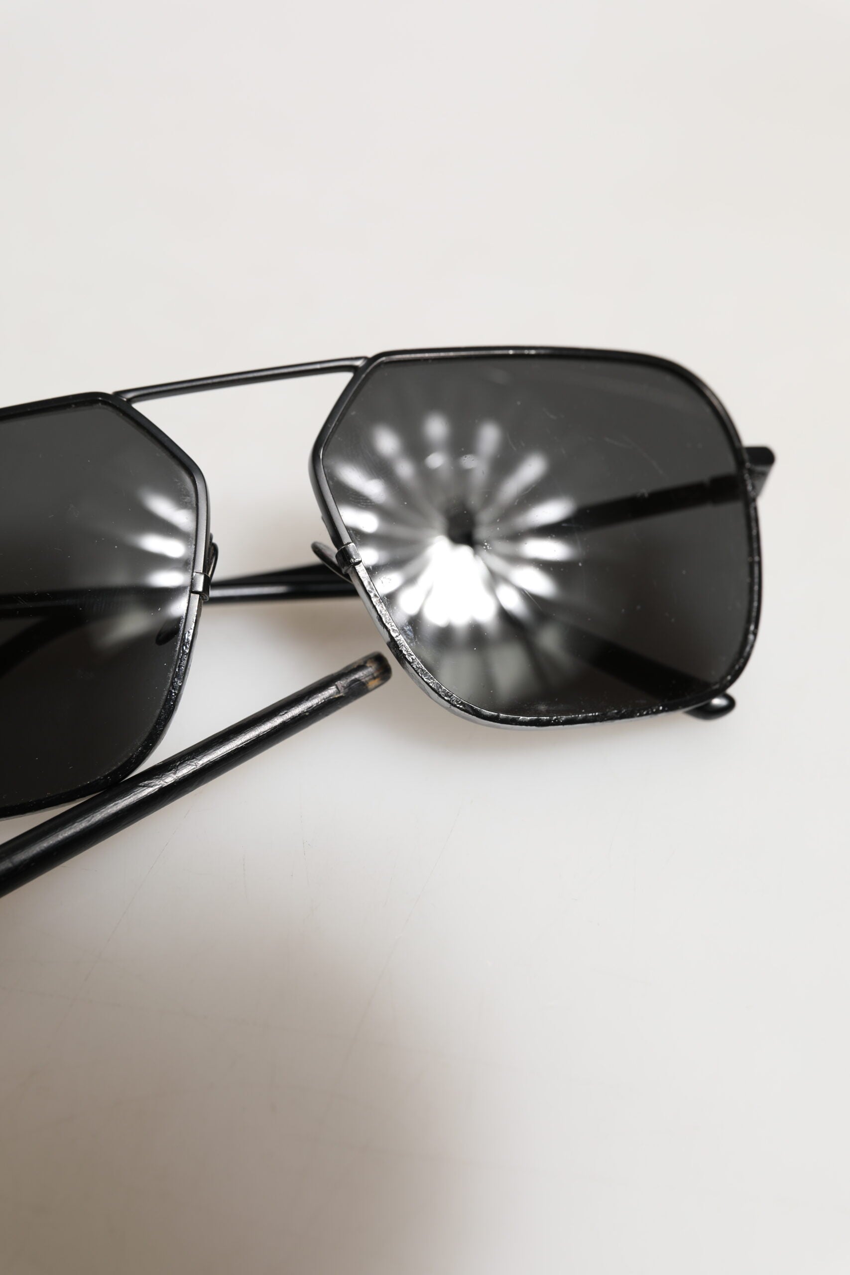 Dolce &amp; Gabbana Sorte Metalstel Firkantede Glas Solbriller