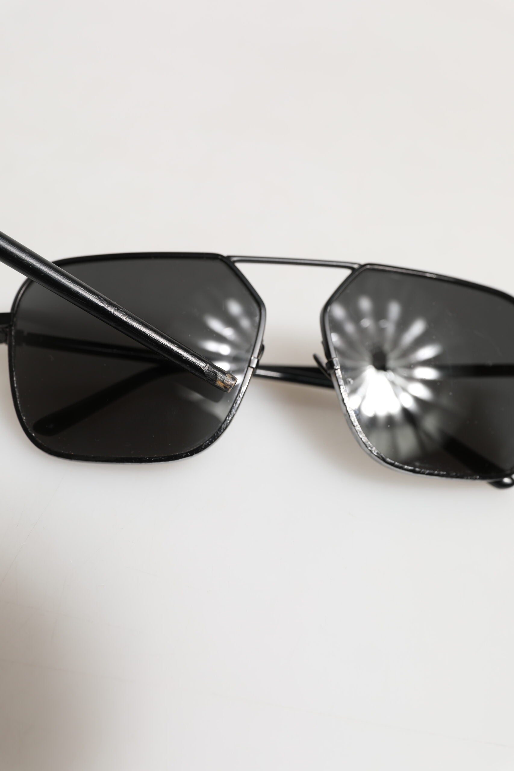 Dolce &amp; Gabbana Sorte Metalstel Firkantede Glas Solbriller
