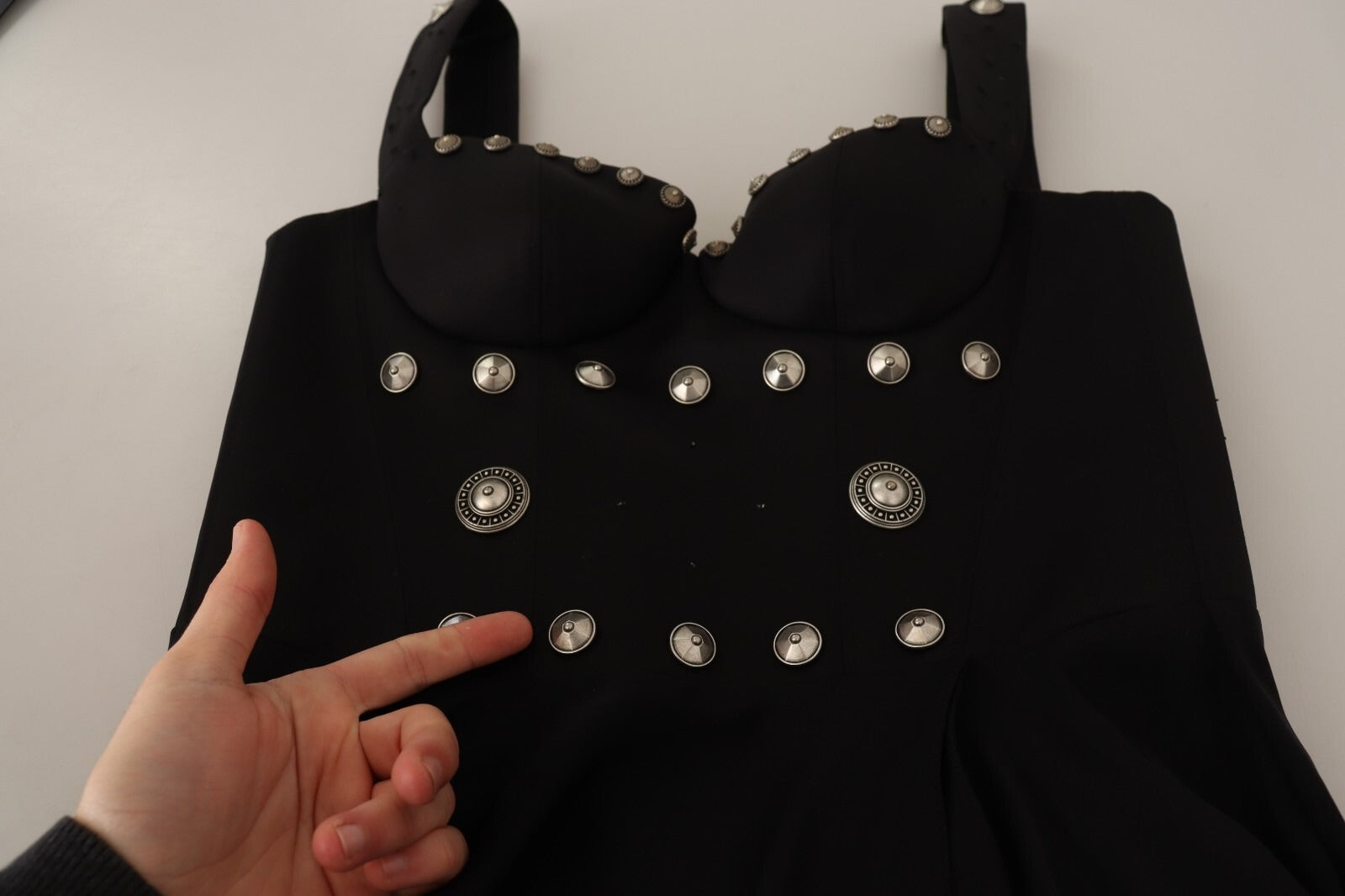 Fausto Puglisi Sort Silkekjole med Nitter og Ærmeløs A-linje