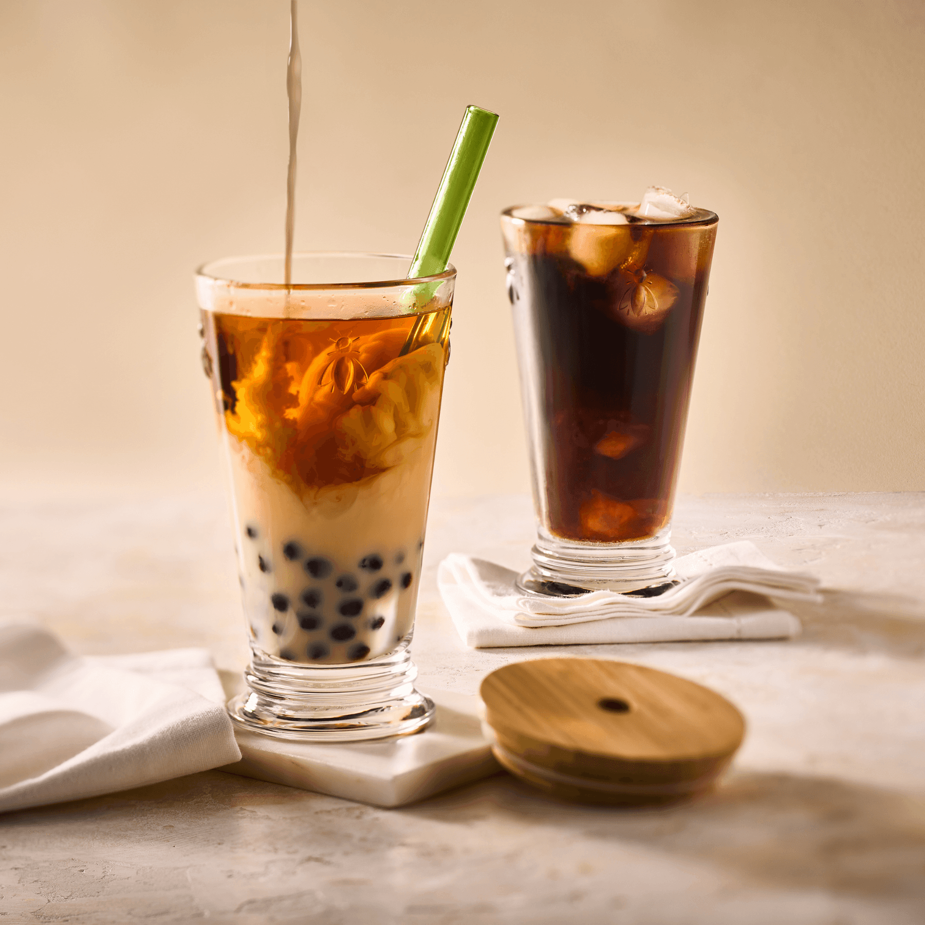 Bee Smoothie Glass by La Rochère - 420ml, Iconic Bee Design, Bamboo Låg & Glasshalm | Fransk glasfremstillingsarv, fremstillet i Europa