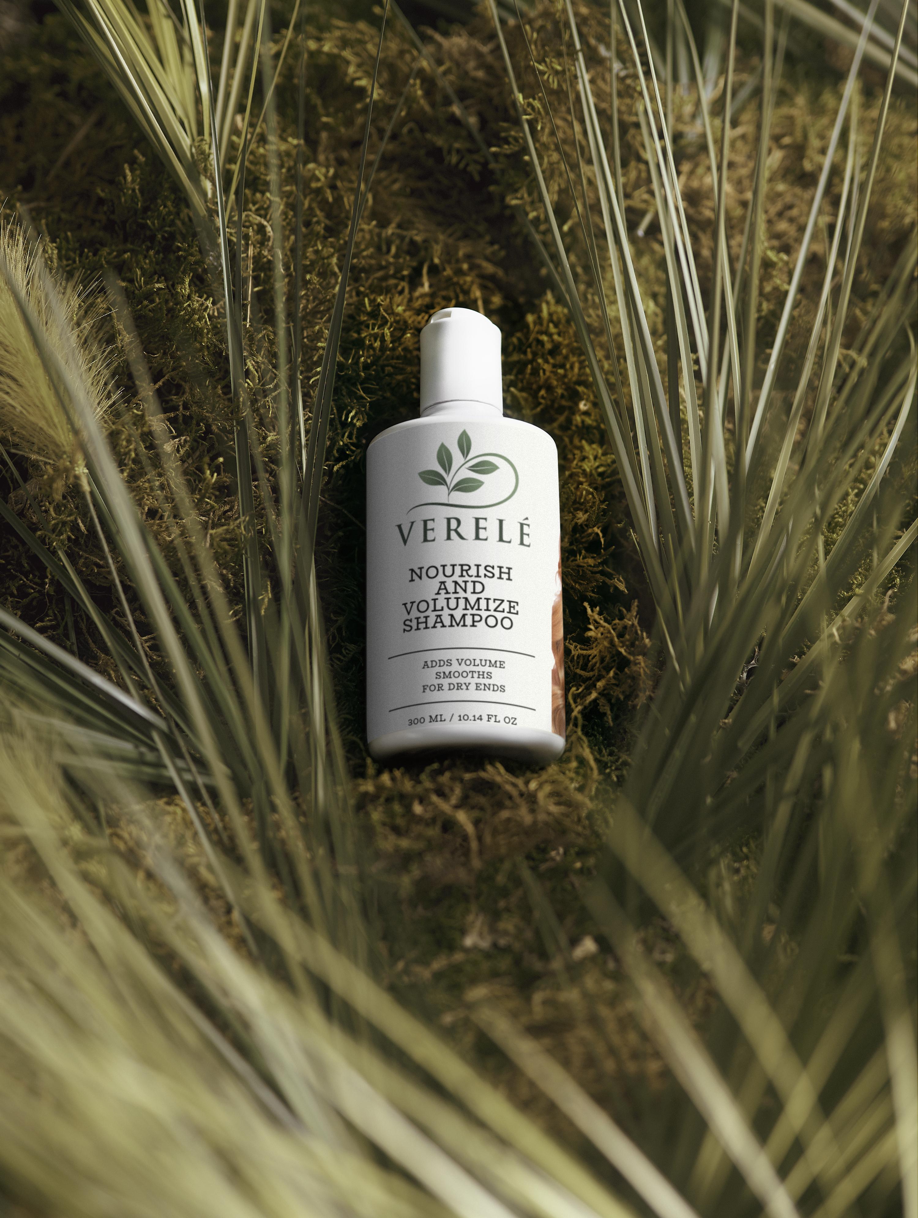 Giv shampoo næring og volumen med organisk betain og hvedeprotein – tilføjer volumen og blødhed – COSMOS NATURAL-certificeret, fremstillet i Europa af Verelé, 300 ml / 10,14 fl oz